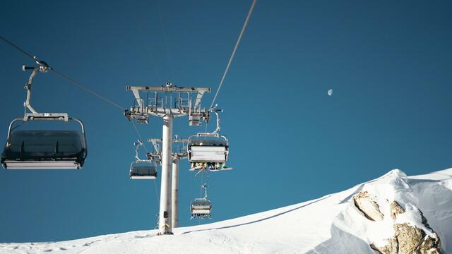 Skifahren und Snowboarden ist ein teurer Spaß. Doch warum immer die hohen Ticketpreise der Seilbahnen thematisiert werden, ist für Franz Schenner vom Netzwerk Winter nicht klar. | Foto: Valentin B. Kremer / Unsplash