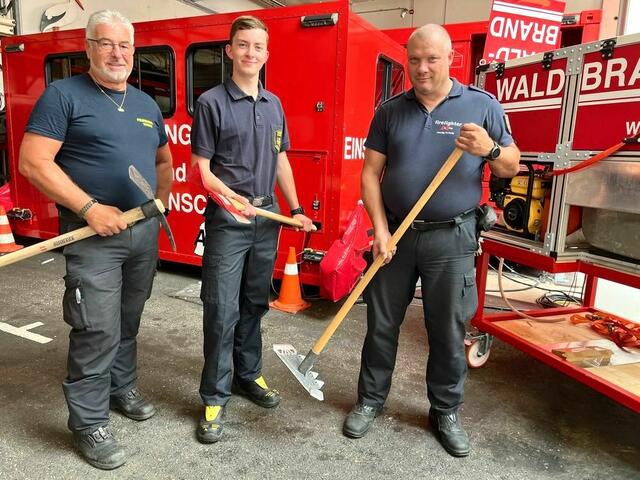 Feuerwehrleute mit wichtigen Einsatzgeräten für Glutnester | Foto: FF Krems