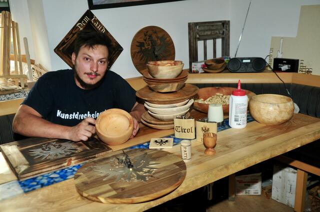 Marian Hütter mit einer kleinen "Produktauswahl" von Werkstücken aus Holz mit und ohne Laserkunst. | Foto: Hassl