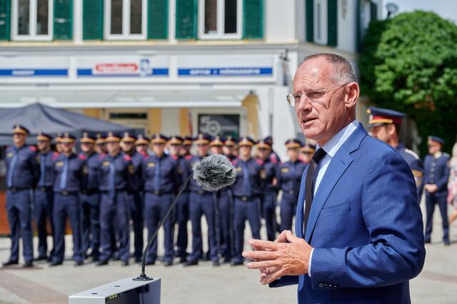 Bundesminister Gerhard Karner bei seiner Ansprache in Gleisdorf (im Hintergrund einer der vier Kurse). | Foto: BMI/Karl Schober