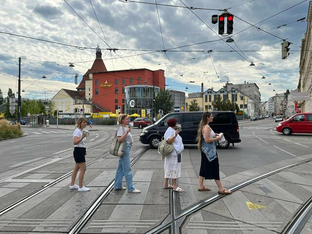 Angelegt an das legendäre Beatles-Cover vom Album "Abbey Road" wurde über den Zebrastreifen gschritten. | Foto: SPÖ Ottakring