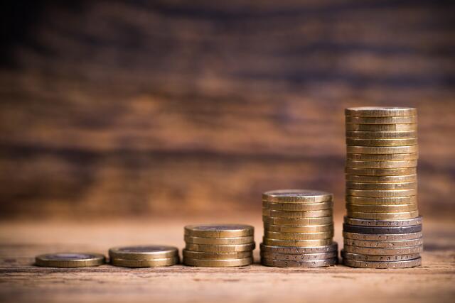 Das Wirtschaftsforschungsinstitut WIFO rechnet, dass die Nettogehälter 2023 durch die Anpassungen um 5,3 Prozent steigen werden. | Foto: stock.adobe.com/at/fotogestoeber