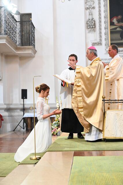 Weihbischof Hansjörg Hofer weihte die gebürtige Oberösterreicherin Bernadette Lang (31) im Salzburger Dom zur Ewigen Jungfrau. | Foto: eds/Tobias Bosina