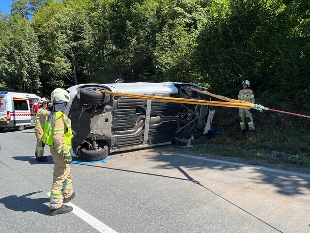 Das Überholmanöver eines 41-Jährigen auf der Eibergstraße in Söll endete für den PKW-Lenker und seine Familie in einem Fahrzeugüberschlag.  | Foto: ZOOM.Tirol