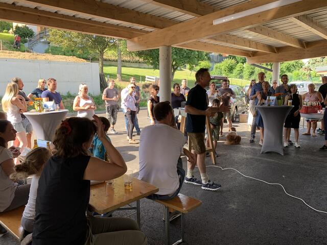 Die feierliche Schlüsselübergabe bot die Gelegenheit, neue NachbarInnen kennenzulernen. | Foto: Neuwog