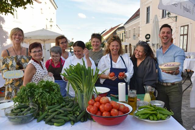 Kulturreferentin Dagmar Händler mit Haya Molcho, Johanna Gebeshuber und Team. | Foto: Baden Media