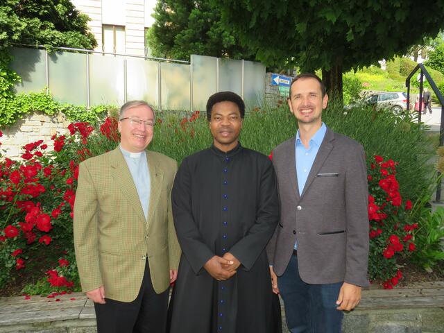 Pfarrer Hans Lagler bedankt sich bei Kaplan Samuel Adindu Igwe und Pastorlassistent Christian Eder für ihre Dienste in der Pfarre in Steinakirchen am Forst. | Foto: Philipp Schaupp