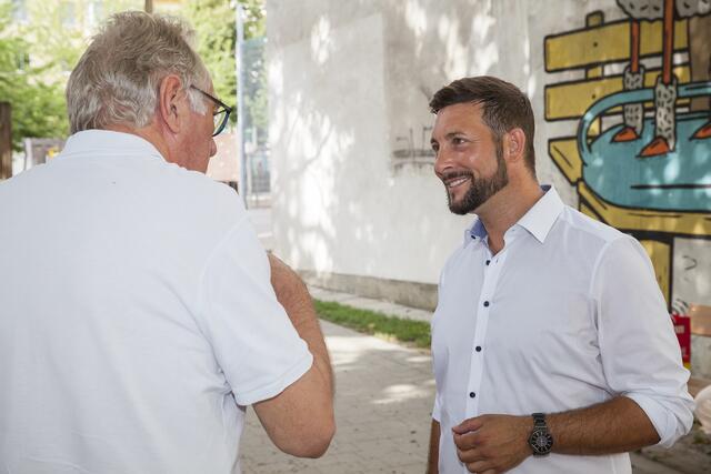 Bis 30. August verlegt Bezirksvorsteher Markus Rumelhart (SPÖ) seine Sprechstunden in die Mariahilfer Parks.  | Foto: BV 6