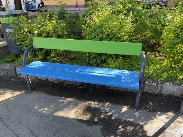 Zuerst wurde die Parkbank in den Farben von StoP-Stadtteil ohne Partnergewalt, blau und grün, bemalt. | Foto: Brandl