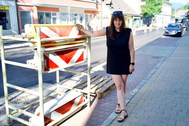 Barbara Krenn an der Baustelle vor ihrem Geschäft.