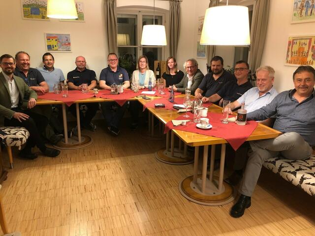 Am fünften Wilheringer Blaulicht-Stammtisch nahmen zahlreiche Einsatzkräfte teil. | Foto: Markus Langthaler