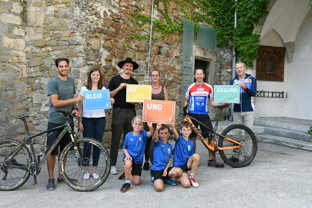 Florian Langwieser (Mountainbike Fahrtechniktraining), Arbeitskreisleiterin Julia Winkler und ihre Stellvertreter Michael Niedl und Sylvia Tazreiter, Bernhard Fluch (Mountainbike Fahrtechniktraining), Wolfgang Rammel (Sportunion) (hinten v.l.) und die Kinder Raphael, Elias und Lukas (v.l.) | Foto: Stadt WY