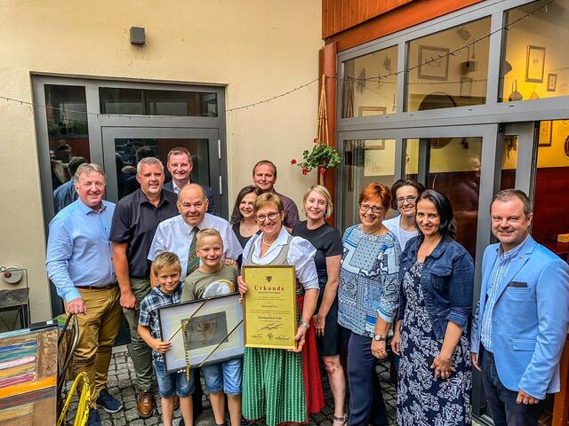 Freudig nahm Anton Heritzer im Kreise seiner Familie die Auszeichnung von Bürgermeister Hannes Primus entgegen. In der Gratulantenschar auch Vizebürgermeisterin Michaela Lientscher, Stadtrat Josef Steinkellner, Stadtrat Christian Stückler, Gemeinderat NRAbg. Johann Weber, Gemeinderätin Waltraud Beranek, Gemeinderätin Marion Schuhai und Stadtamtsleiterin Barbara Köller. | Foto: Stadtgemeinde Wolfsberg