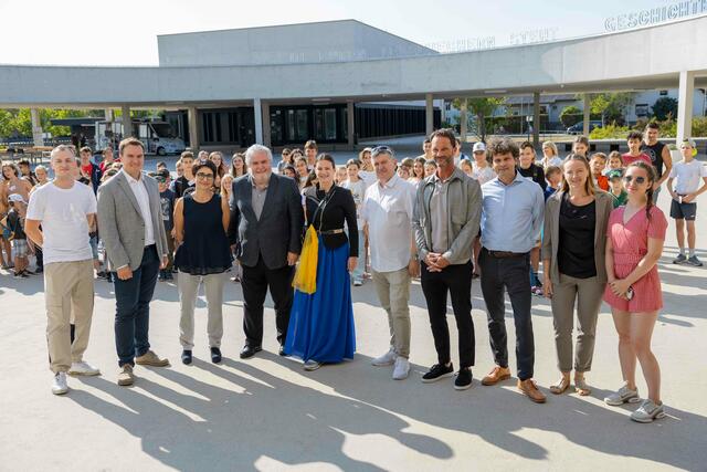 Kostyantyn Panchenko, StR Michael Capek, Christine Schörg, Erwin Rauscher (Rektor), Kerstin Zechner, Otto Wolkerstorfer, Bernd Steiner, Markus Priller, Olena Maiorenko und Albina. | Foto: 2022psb/Cedrick Kollerics