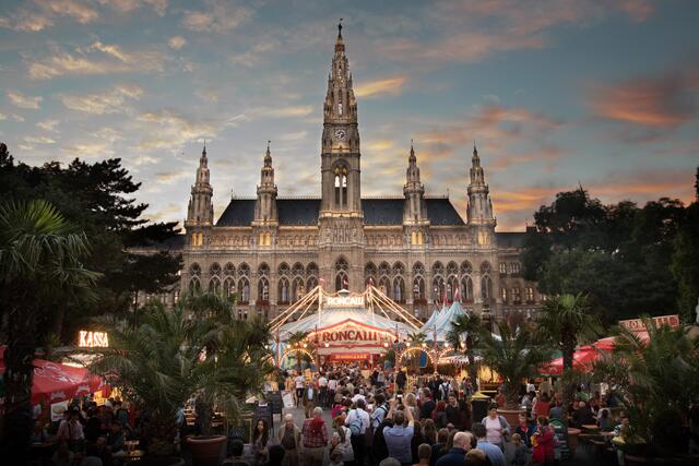 Der Circus Roncalli in voller Pracht vor dem Wiener Rathaus. | Foto: Rene Huemer