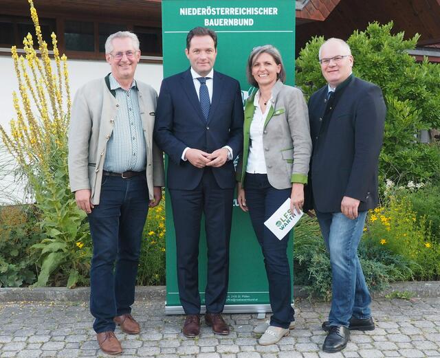 Bundesrat Martin Preineder, Bundesminister Norbert Totschnig, Direktor-Stellvertreterin Martina Piribauer und Bezirksbauernratsobmänner Thomas Handler. | Foto: Karl Stückler