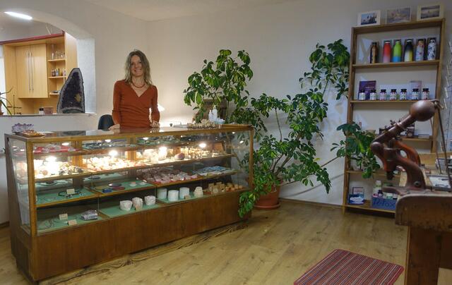 Karin Kneidinger bietet in dem Geschäft biologische Lebensmittel, feine Gewürze, Nahrungsergänzungsmittel, Naturkosmetik, Kleidung aus Naturfasern, Mineralien, Holzspielsachen und vieles mehr an. | Foto: Bernhard Plöchl