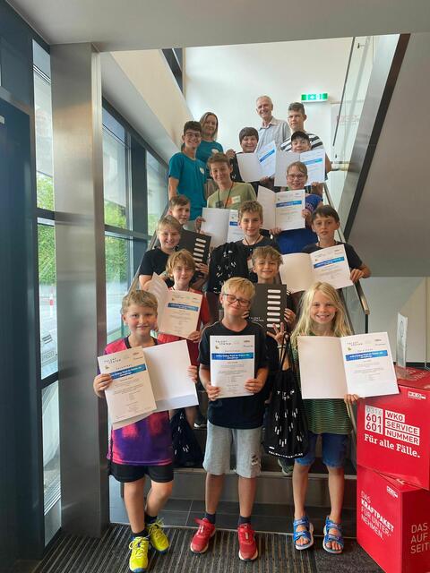 Die Teilnehmerinnen und Teilnehmer, Trainerinnen und Trainer mit Regionalstellenobmann Günther Stangl bei der Zertifikatsverleihung. | Foto: Unger