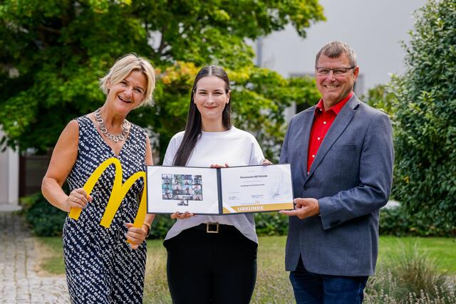 Gerhard Hintringer, Bürgermeister von Steyregg und Elisabeth Zimmermann, Abteilung Learning &amp; Development bei McDonald’s Österreich, zeichneten ausgewählte Teammitglieder für ihre Leistungen aus.  | Foto: McDonald’s Österreich