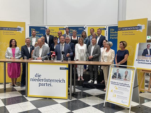 Halbzeit der Legislaturperiode in den NÖ Gemeinden. ÖVP-Landesgeschäftsführer Bernhard Ebner versammelt einige ÖVP-Bürgermeisterinnen und Bürgermeister um sich.