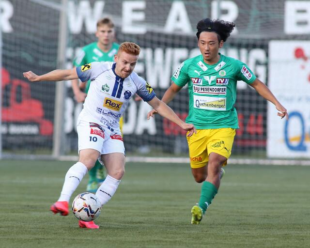 Die UVB Vöcklamarkt, im Bild Hinata Senkyu (r.), läuft in dieser Regionalliga-Saison noch dem ersten Dreier hinterher. | Foto: Helmut Klein