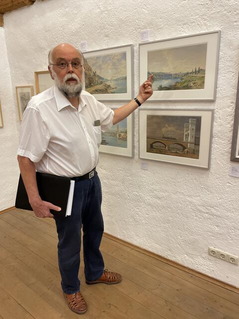 Kurator Eduard Wiesner weiß zu fast allen Exponaten der Ausstellung "Gleise, Züge und Bahnhöfe" im Kubin-Haus Zwickledt eine Geschichte zu erzählen. | Foto: Michelle Bichler