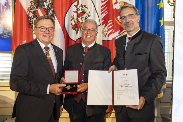 Heinrich Scherl erhielt das Verdienstkreuz – für Verdienste um das Gemeinwohl als ehemaliger Bürgermeister der Gemeinde Fendels. LH Platter (li.) und LH Kompatscher (re.) gratulierten. | Foto: Land Tirol/Die Fotografen