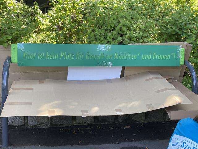 "Hier ist kein Platz für Gewalt an Mädchen* und Frauen*!". Dieser Text ist ab 17. August auf der Parkbank zu lesen. | Foto: Brandl