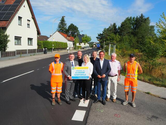 Jonas Spindler (Straßenmeisterei Amstetten Süd), LR Ludwig Schleritzko, Dominic Hörlezeder (Vizebgm. von Amstetten), Sabine Dorner (Bgm. von Winklarn), DI Leopold Röcklinger (Leiter-Stv. der Straßenbauabteilung Amstetten), Christian Haberhauer (Bgm. von Amstetten), Josef Preuer (Leiter der Straßenmeisterei Amstetten Süd), Franz Lehner (Straßenmeisterei Amstetten Süd)
  | Foto: NÖ Straßendienst
