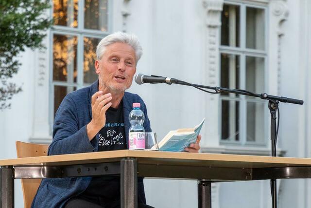 Florian Scheuba las im Palais Schönburg aus seinem neuen Buch.  | Foto: BV 4