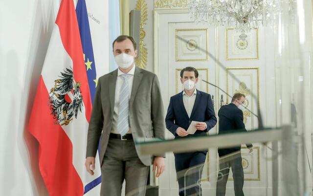 Nach der Razzia beim österreichischen Maskenhersteller Hygiene Austria forderten SPÖ und NEOS Aufklärung. Die FPÖ forderten Neuwahlen. Ex-Bundeskanzler Sebastian Kurz (ÖVP) sah keine Verantwortlichkeit der Politik. | Foto: Hans Hofer/bka
