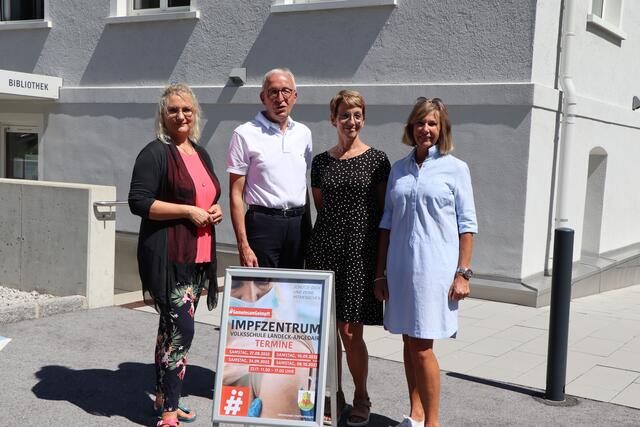 Präsentierten das neue Impfzentrum: Impfkoordinatorin Atti Phal, Bgm. Herbert Mayer, Doris Schwaninger und Birgit Thurner-Hauser (v.l.). | Foto: Othmar Kolp