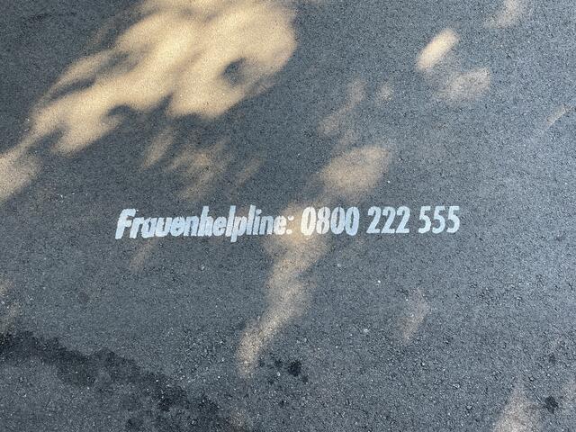 Im Einsiedlerpark ist auch die Telefonnummer der Frauenhelpline zu finden. | Foto: Brandl