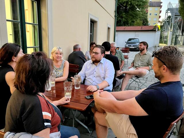 Der Spitzenkandidat Thomas Haffer im Gespräch mit Kandidatinnen, Kandidaten und Unterstützern | Foto: ÖVP Mattersburg