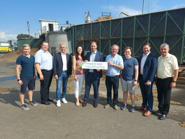 Zu Besuch bei Wolf Nudeln in Güssing: Johannes Fikis, Bernd Strobl, Alois Mondschein, Sabine Döberl, Christian Sagartz, Joachim Wolf, Thomas Wolf, Rene Pöschlmayer, Walter Temmel (v.l.). | Foto: Volkspartei 