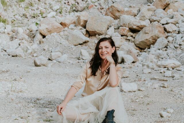 Dialekt-Pop vom Feinsten: Liedermacherin Karin Kienberger aus Loising veröffentlicht in Kürze ihr neues Album mit dem Titel "I bin do". | Foto: Bianca Hochenauer