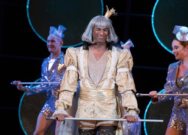 Ramesh Nair inszenierte und choreographierte nicht nur, sondern stand auch als Prinz Sternschnupper auf der Bühne.