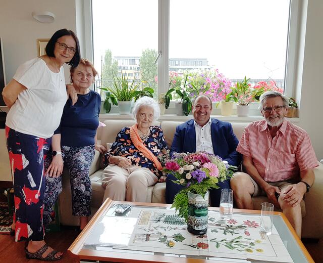 Susanne Barta (3.v.l.) im Kreise der Familie und mit Alexander Nikolai (4.v.l.).  | Foto: BV2