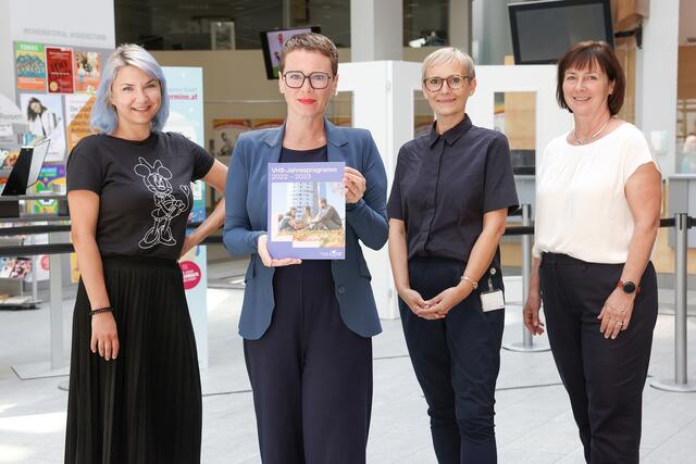 Von links: Andrea Grgic (VHS), Bildungsstadträtin Eva Schobesberger, Ilona Angerer (VHS), Astrid Diwischek (VHS). | Foto: Stadt Linz/Sturm