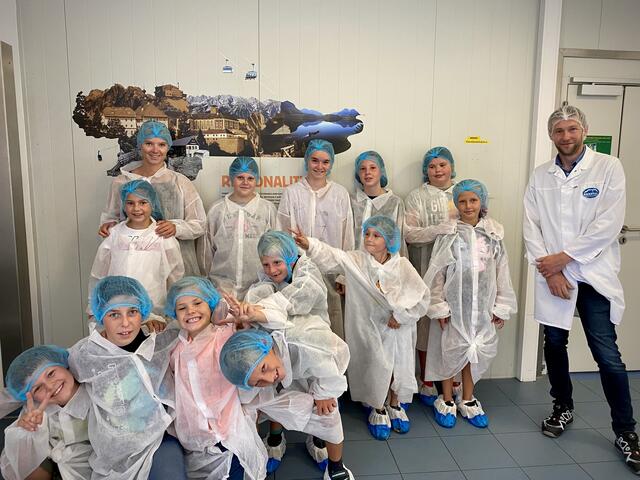 Die Kinder lernen während des Ferienprogramms nicht nur den Arbeitsplatz der Eltern kennen, sondern unternehmen auch zahlreiche Aktivitäten.  | Foto: LGE