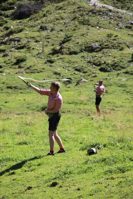 Die Nuistifter Goasslschneller forderten mit ihren Goassln das Echo vom Kirchdachl heraus | Foto: TVB Stubai 