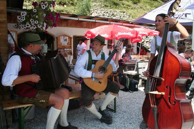 Die Stubaier Freitagsmusig war natürlich auch musikalisch vertreten.  | Foto: Mair