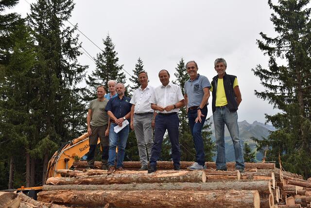 Das Schutzwaldprojekt Finkenberg besitzt Vorbildfunktion und wurde für den Österreichischen Staatspreis Wald nominiert: beim Lokalaugenschein von links Waldaufseher Michael Erler, Agrargemeinschaftsobmann Johann Stöckl, Ivo Schreiner, Wildbach- und Lawinenverbauung Tirol, Landesforstdirektor Josef Fuchs, LHStv Josef Geisler, Bgm Andreas Kröll und Norbert Mitterer, Obmannstellvertreter der Agrargemeinschaft | Foto: Entstrasser-Müller