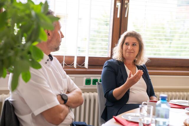 Kerstin Brickmann-Fellner: "Gerade wir hier im Bezirk profitieren von einer gut funktionierenden Sozialpartnerschaft, auf diesem Weg lassen sich viele Probleme auf ,kurzem Dienstweg‘ lösen." | Foto: Ekatarina Paller