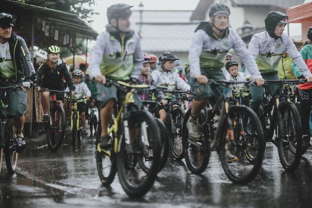 Auch die Bike Infection Kids waren beim Einmarsch mit dabei. | Foto: EXPA JFK
