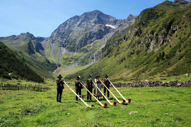 Wie immer mit dabei und imposant zu sehen und zu hören: Die Stubaier Alphornbläser. | Foto: Mair