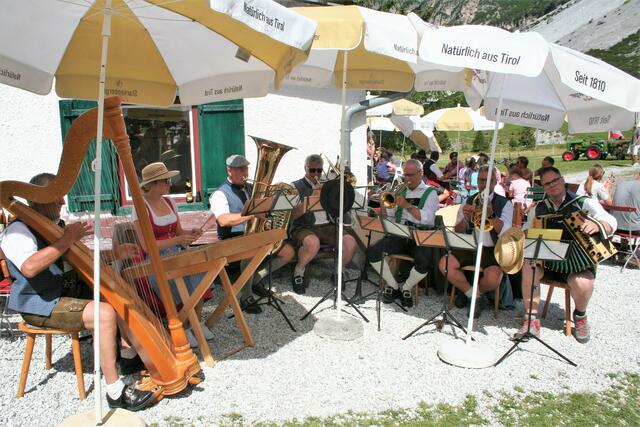 Die Tanzlmusig „Lei koa Gneat“ spielte auf der Pinnisalm auf – und es wurde auch getanzt.  | Foto: Mair