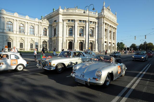 Vienna Classic Days 2022: Am Samstag, 20. August, und Sonntag, 21. August, wird Wien zur Kulisse für ein eindrucksvolles "rollendes Automobilmuseum". Dafür wird der Ring am späten Nachmittag beziehungsweise Aben abschnittsweise gesperrt.  | Foto: Vienna Classic Days/AutoSport.at