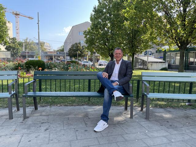 Simmerings Bezirksvorsteher Thomas Steinhart (SPÖ) hatte diesen Sommer viel zu tun, wie er im Sommergespräch mit der BezirksZeitung betonte. So stehen viele Projekte für die kommende Zeit an. | Foto: Teischl/RMA