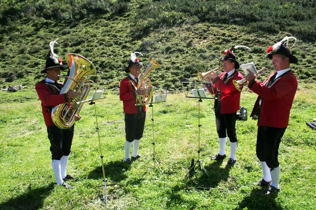 Traditionelle Weisen gaben die Schmirner Musikanten zum Besten | Foto: Mair